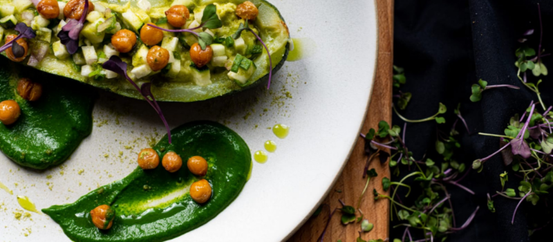 Plat végétarien gourmand de courgette farcie, pois chiche, radis, coulis de cresson