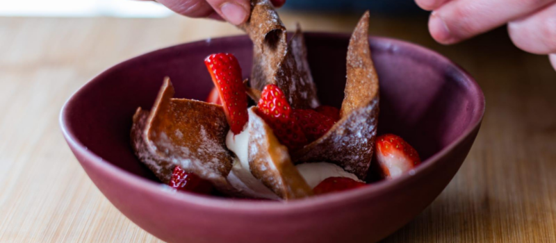 Dessert gourmand, fraise, crème montée au citron, biscuit merveille ou crostoli